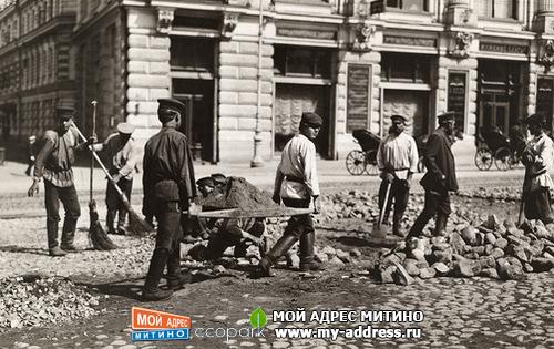 РАБОЧИЕ РЕМОНТИРУЮТ КАМЕННУЮ МОСТОВУЮ В МОСКВЕ 1914 год