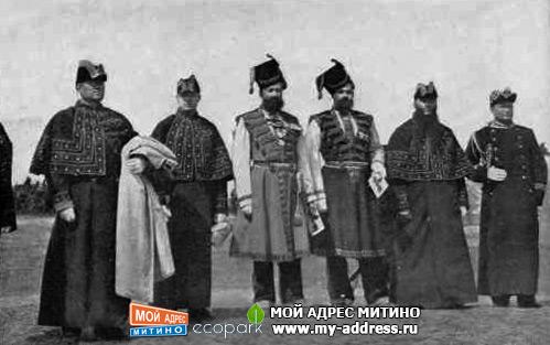 ЭТИ НАРЯДНО ОДЕТЫЕ ЛЮДИ - СЛУЖИТЕЛИ МУЗЕЯ 1914 год