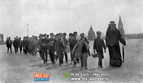ШКОЛЬНИКИ CO СВЯЩЕННИКОМ 1914 год