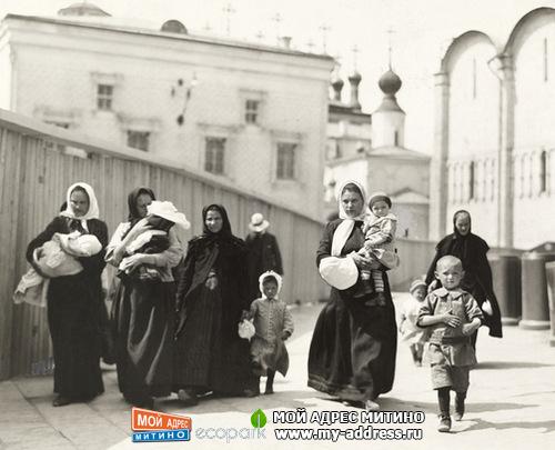РУССКИЕ ЖЕНЩИНЫ-МАТЕРИ, ОБХОДЯЩИЕ СВЯТЫЕ МЕСТА В КРЕМЛЕ 1914 год