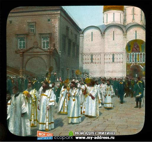 Пасхальное шествие, священники сопровождают Митрополита от Успенского Собора