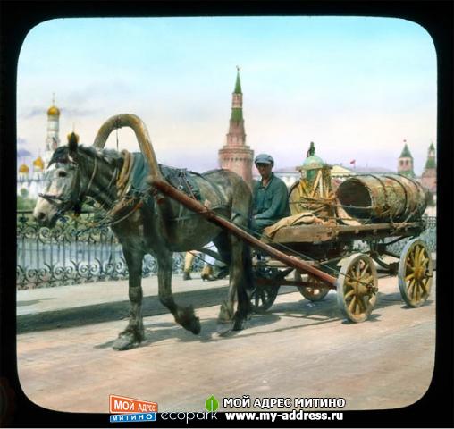 Ломовой извоз на фоне Кремля